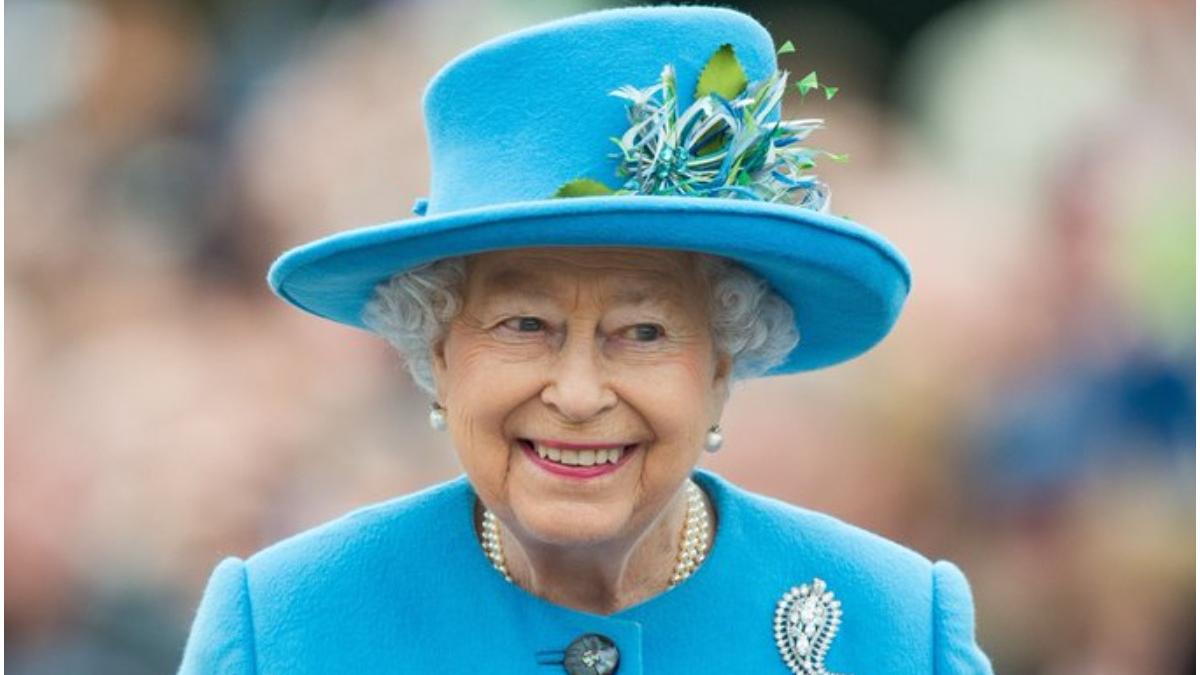 regina elisabeta cadou special jubileu platina papusa barbie chip monarh britanic