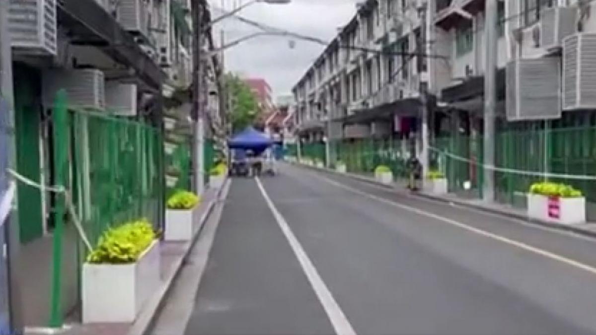 shanghai bolnavi covid izolati blocuri imprejmuite garduri metalice usi sigilate