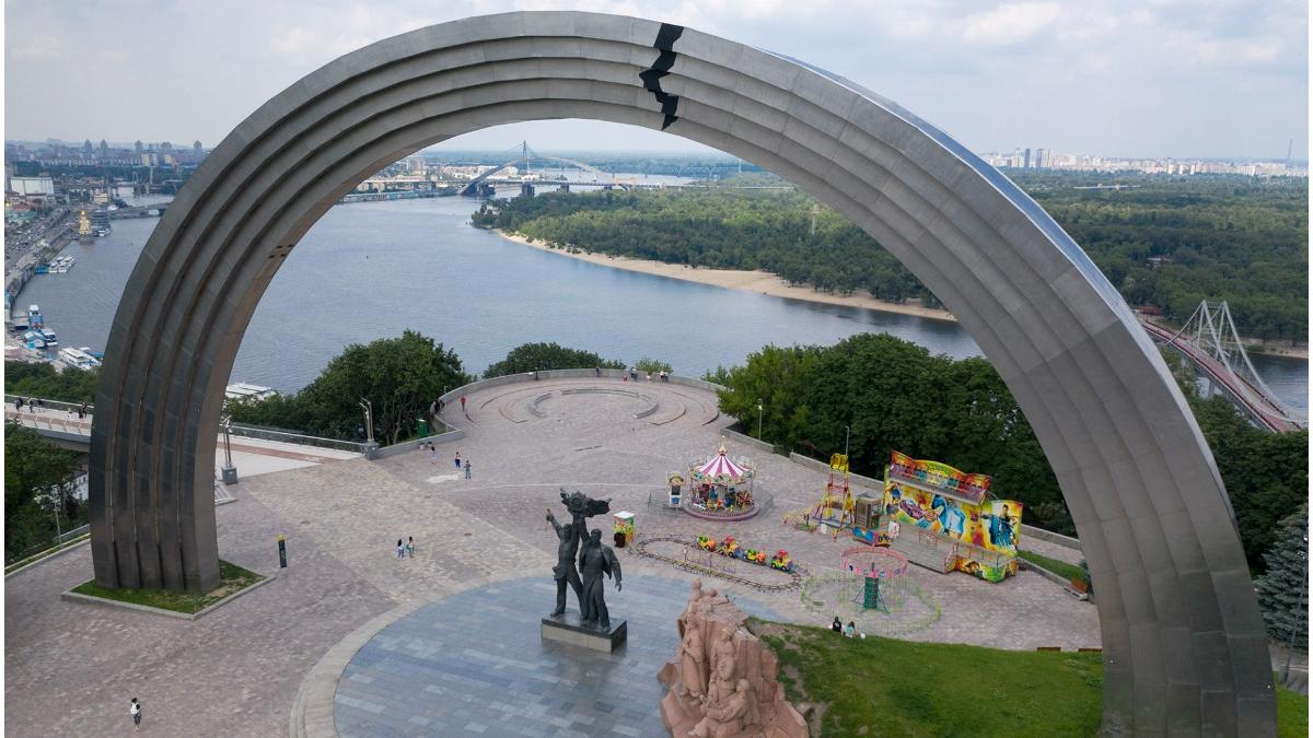 monument prietenie rusia ucraina kiev demolat autoritati