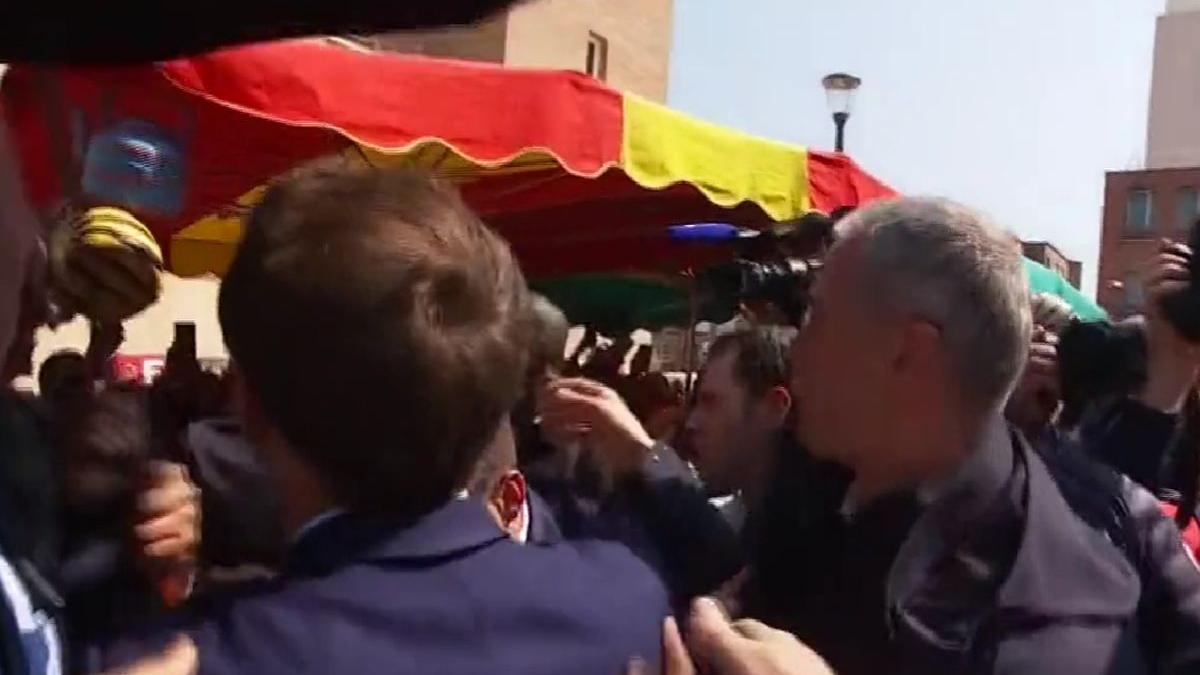 emmanuel macron cergy rosii umbrela neagra alegeri marine le pen