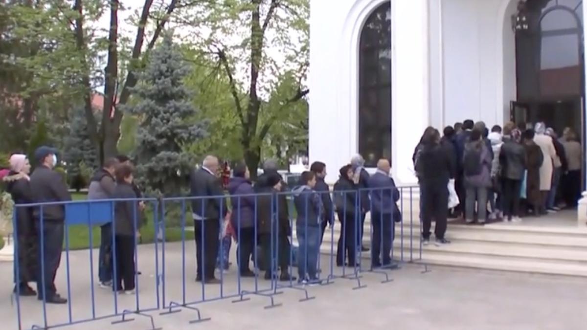 mii credinciosi coada apa vindecatoare manastirea ghighiu prahova