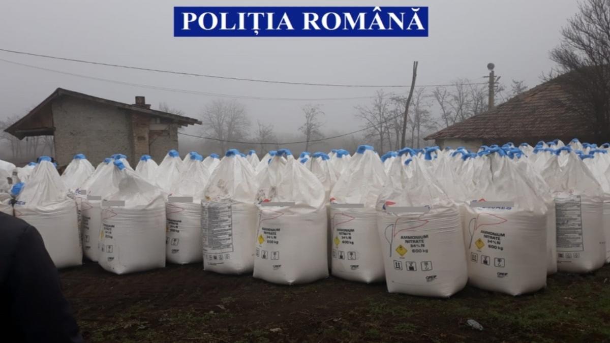 25 de tone de azotat de amoniu si sute de litri de pesticide expirate gasite de politisti