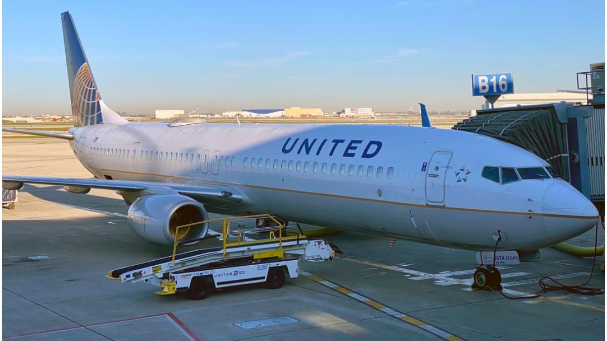 pasager retinut politisti deschis iesire urgenta mers aripa avion in timp ce rula sua