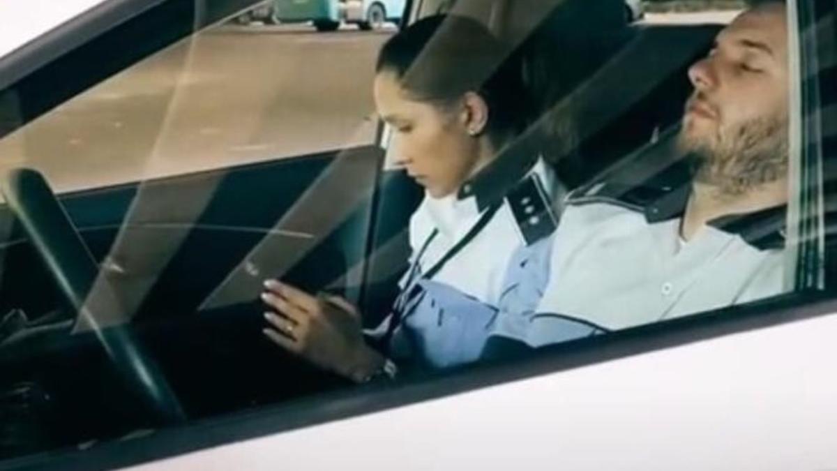 politist bucuresti filmat dormea masina serviciu