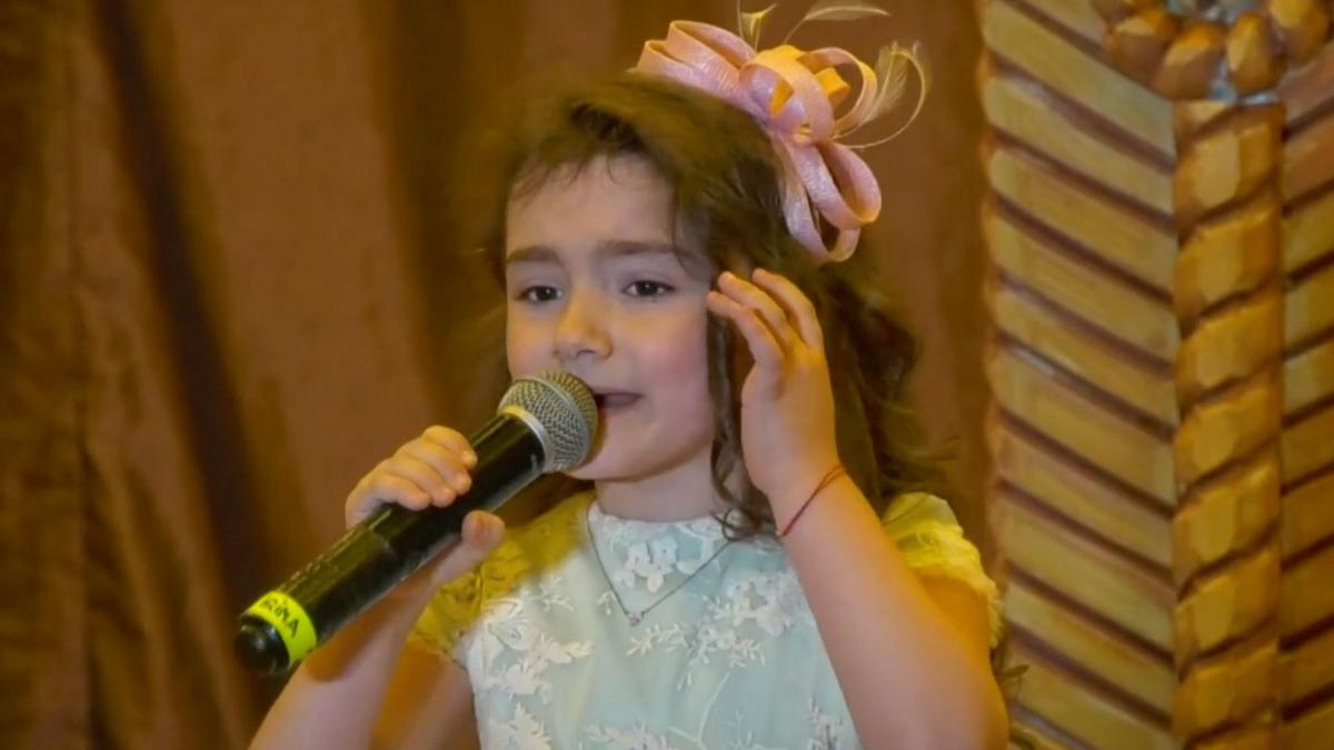 iarina maria popescu fetita de 8 ani care a reprezentat romania la sanremo