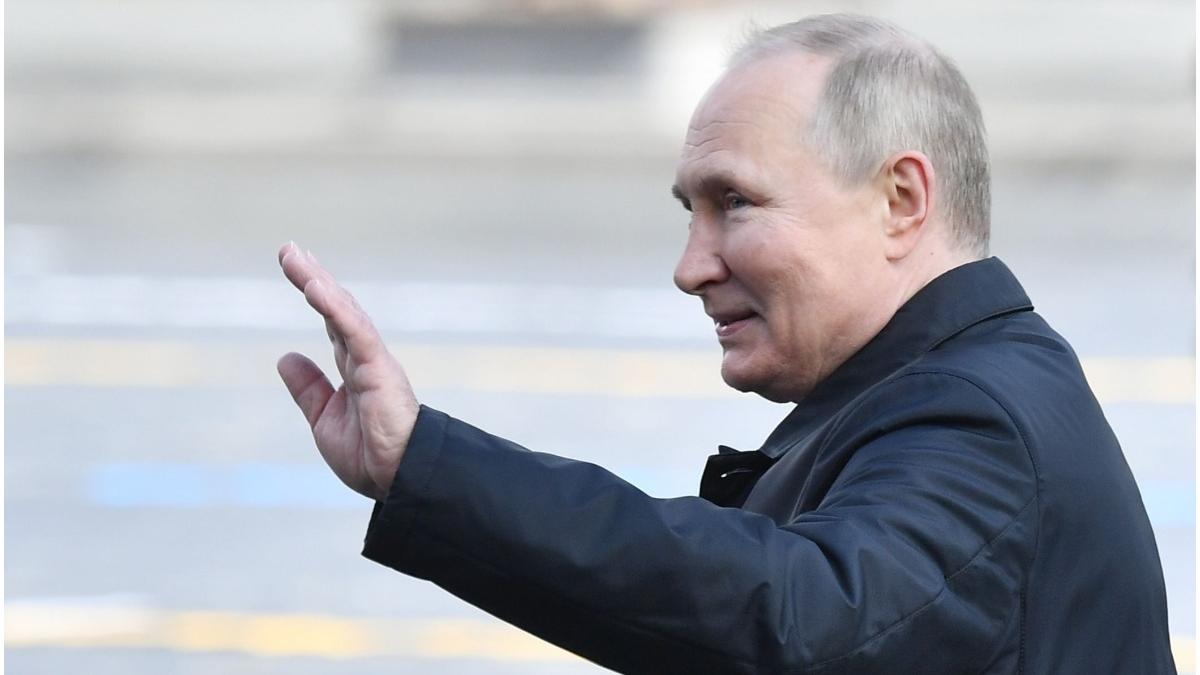 vladimir putin acoperit picioare patura parada militara noi seme stare sanatate precara