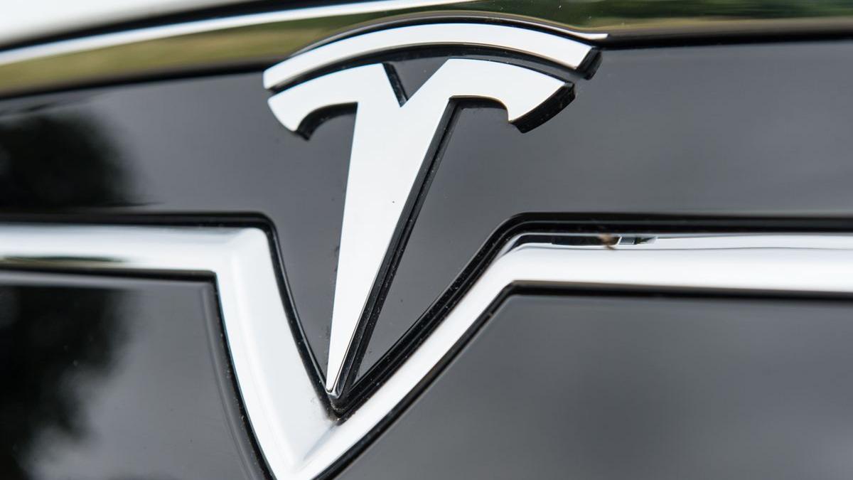 tesla masini rechemate in service