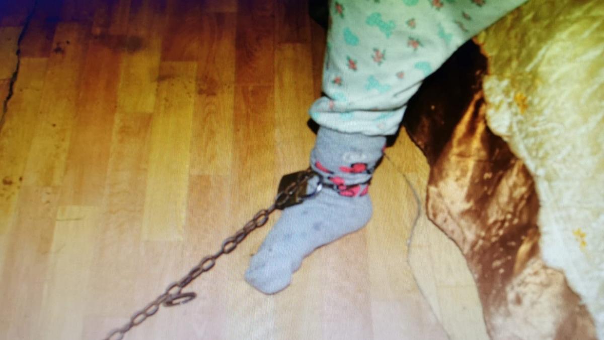 o bunica din dolj isi tinea nepoata de 10 ani legata cu lantul de picior in casa