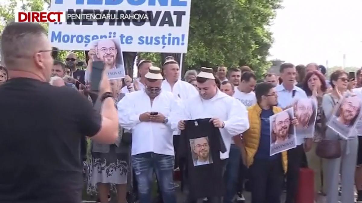 sute de persoane il sustin pe cristian popescu piedone in fata penitenciarului rahova