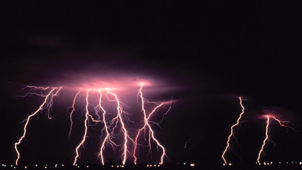 anm meteo cod portocaliu de vijelie puternica grindina si descarcari electrice in trei judete