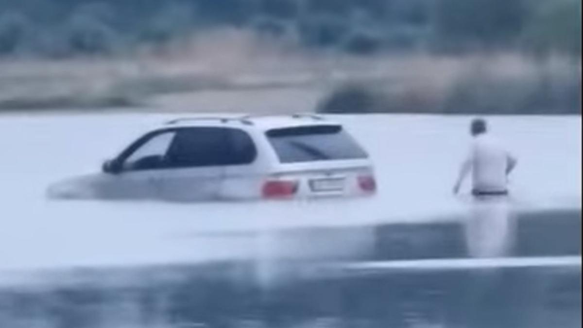 momentul in care un sofer cu bmw x5 ramane blocat intr un rau din bistrita dupa ce a incercat sa il