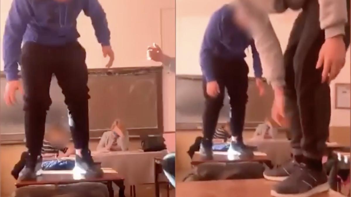 doi elevi danseaza banci profesoara la catedra mures