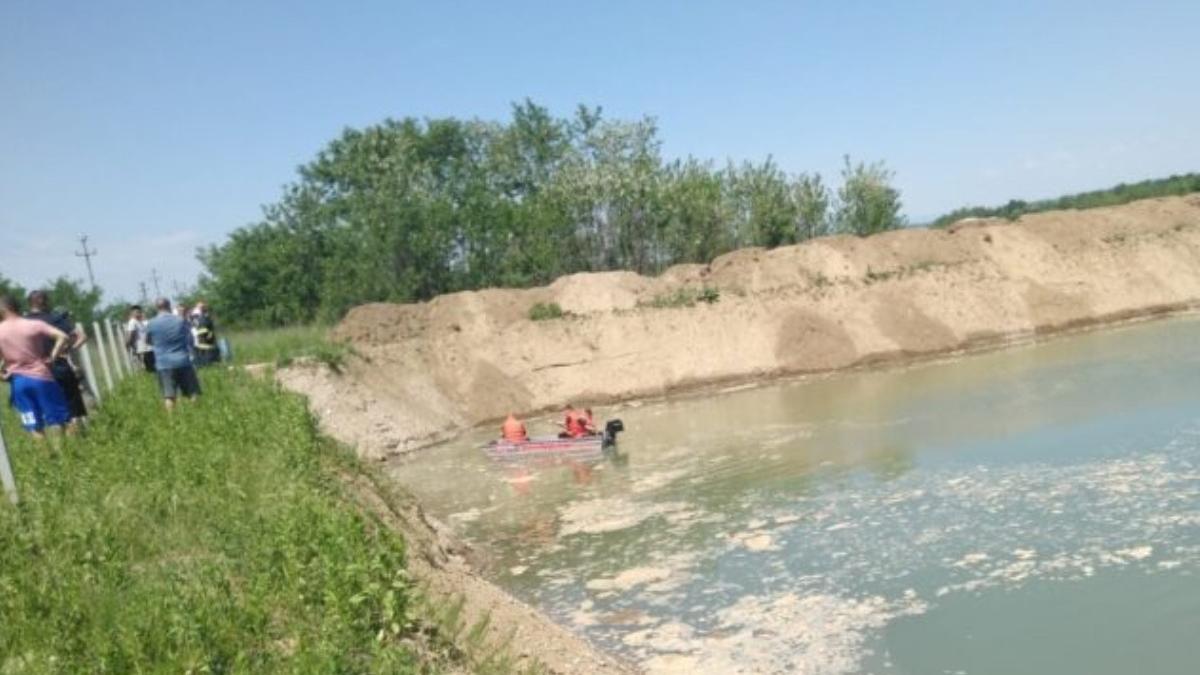 doi tineri de 17 si 21 de ani au cazut intr o balta din valcea unul e resuscitat