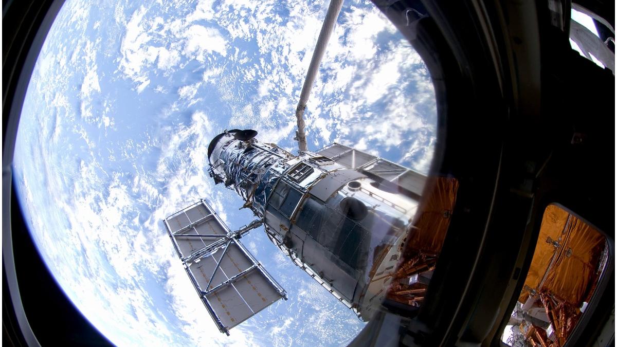 telescop hubble ceva ciudat univers