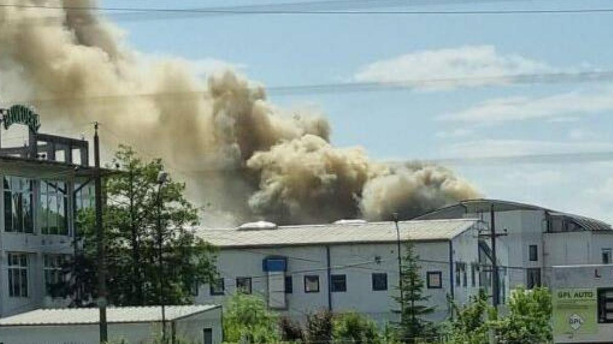 incendiu puternic la o hala de contructii din timisoara