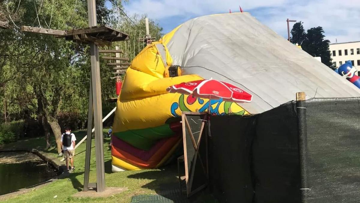 tobogan gonflabil rasturnat copii cazut unii peste altii mall cluj