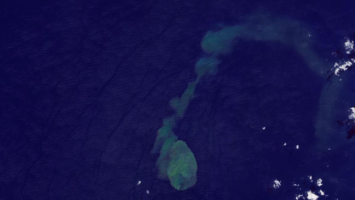 eruptie vulcan rechini satelit nasa sharkcano