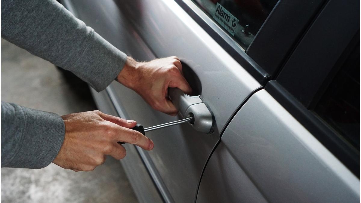 furat masina fara observat interior femeie 85 ani urmat hot italia