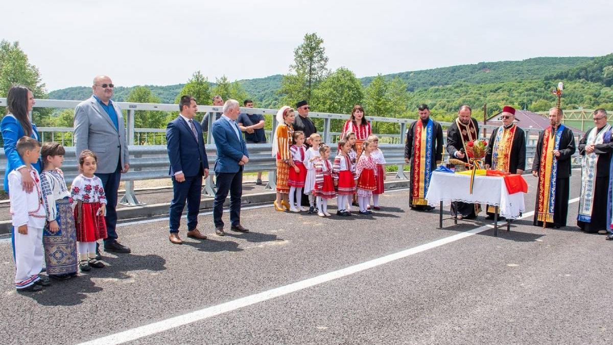 pod arges inaugurat apa sfintita copii port popular