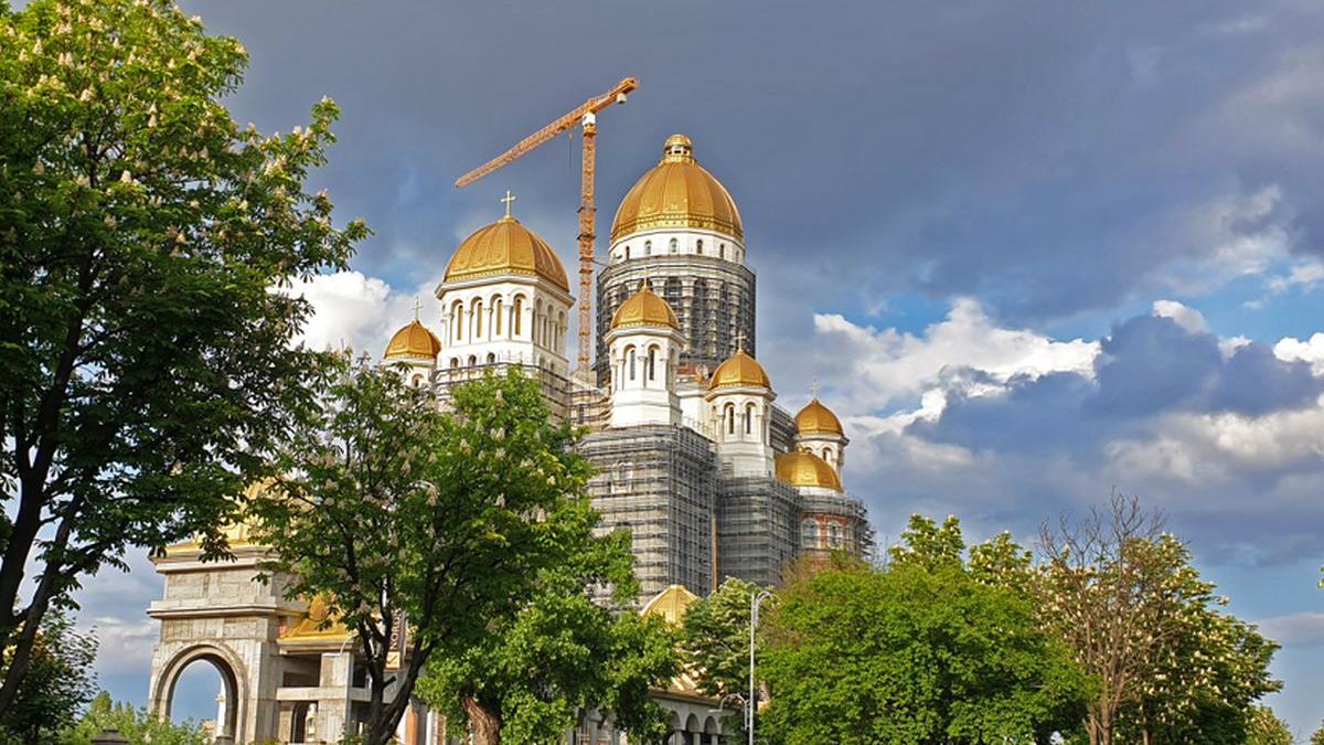 salt parasuta catedrala neamului bucuresti
