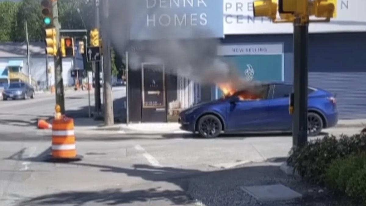 masina tesla luat foc in trafuc blocat sofer inauntru canadian spart geam