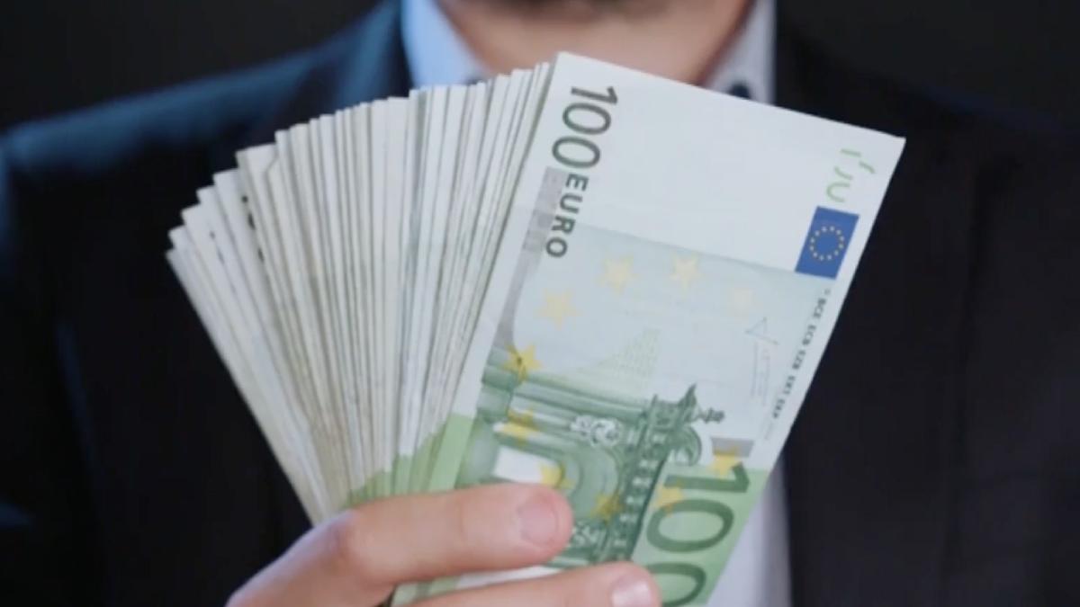 primat lasat fara 100 000 euro hoti petrecea la botez copiii in casa