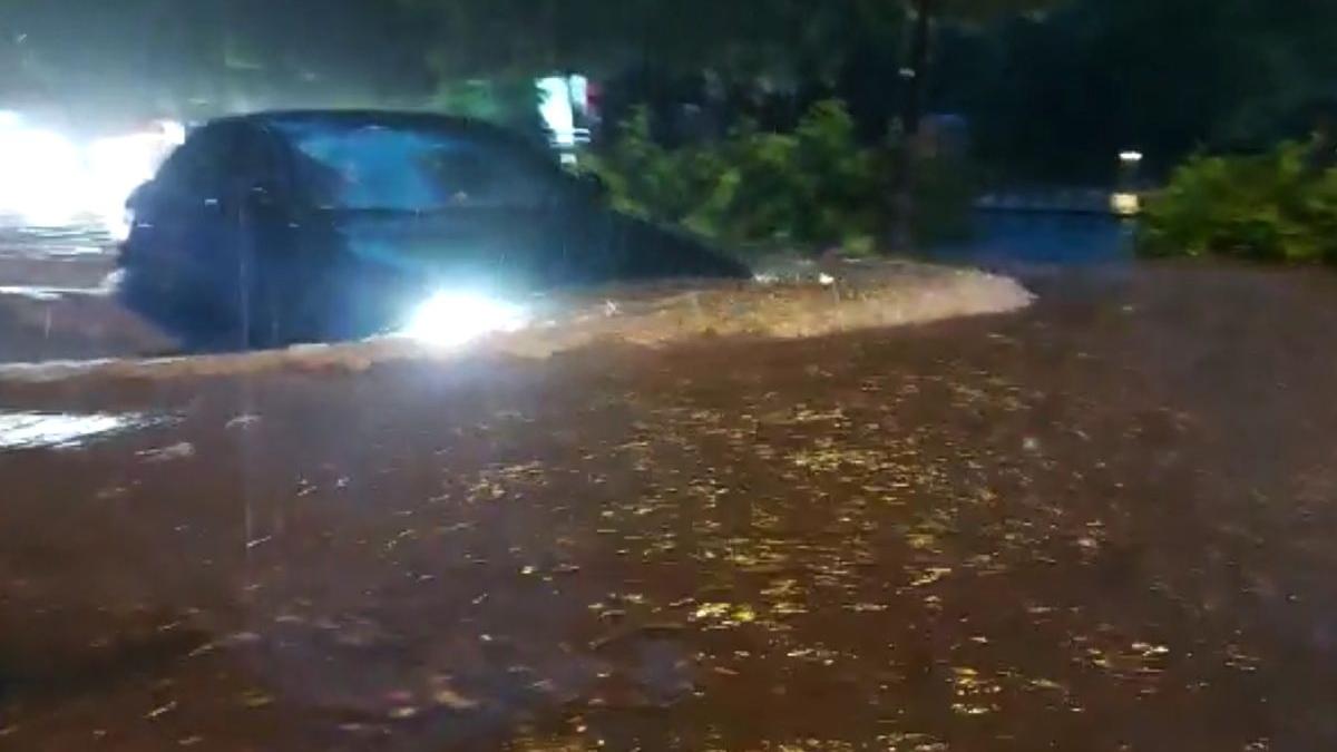 Rupere de nori la Craiova, bulevardele au fost inundate | Cod roşu de fenomene meteo extreme