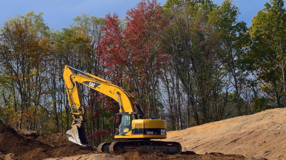 accident barbat cazut din cupa excavatorului in vrancea
