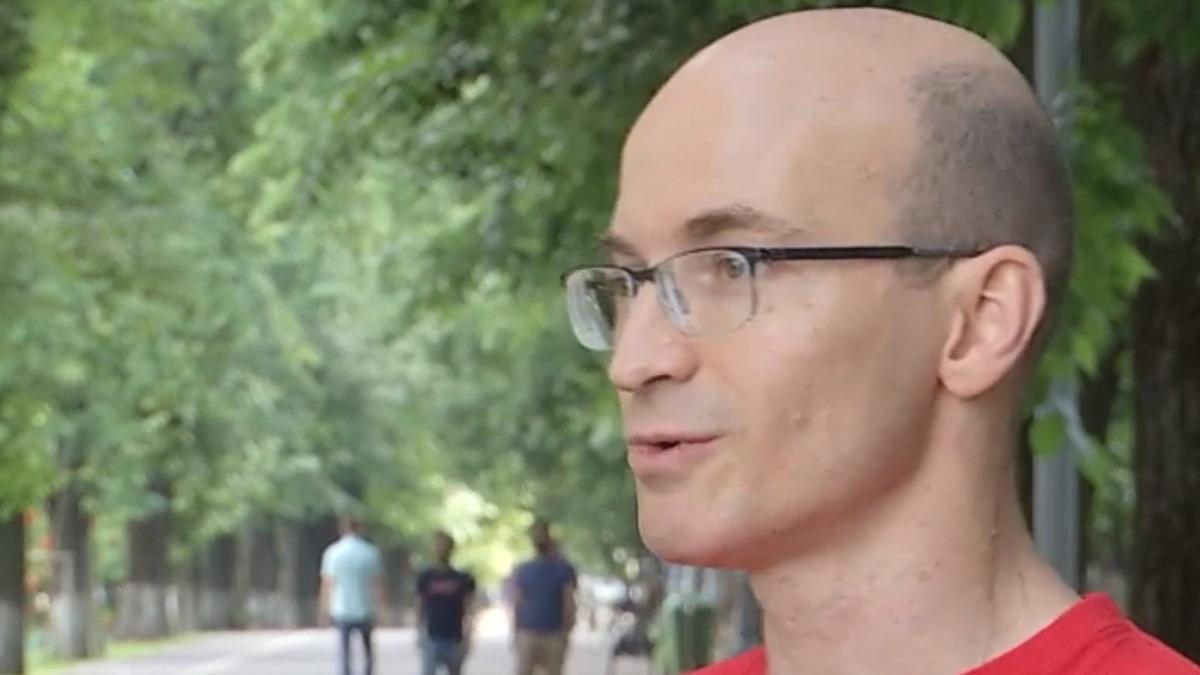 un tata se lupta cu ministerul educatiei pentru ca fiul sau sa meraga la scoala