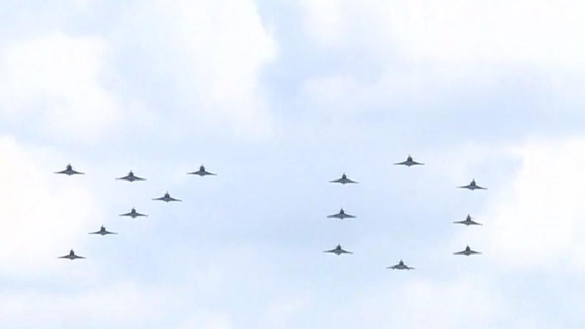 avioane taifun 70 jubileul de platina regina elisabeta