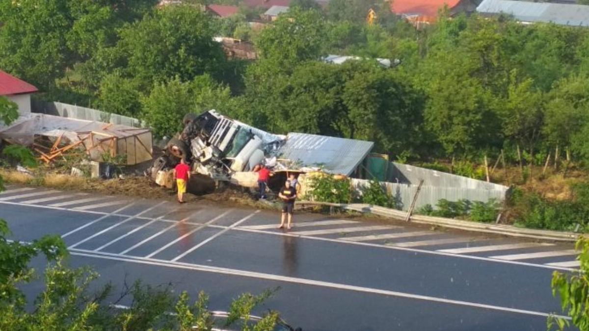 un camion ce transporta bare de fier s a rasturnat peste un solar de legume soferul a ajuns la