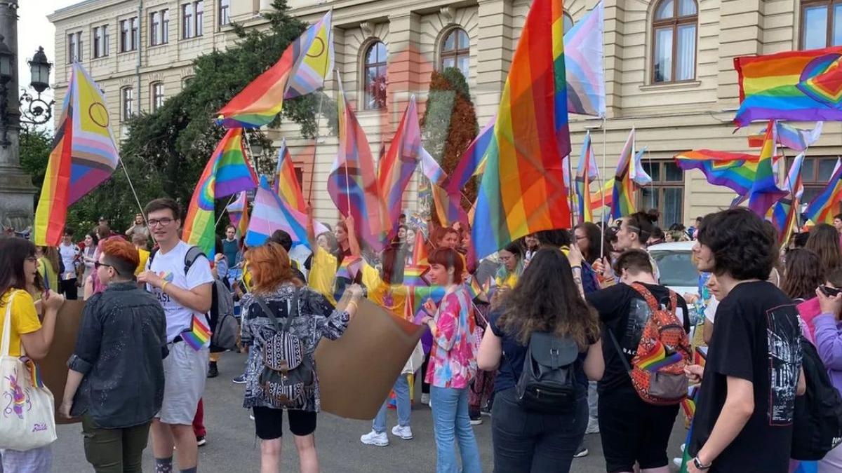 jandarmii intervin iasi protest mars lgbt fumigene