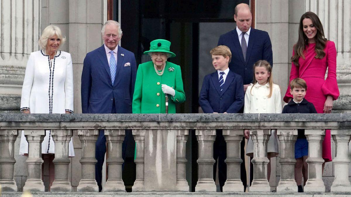 regina elisabeta aparitie balcon palatul buckingham ultima zi jubileu
