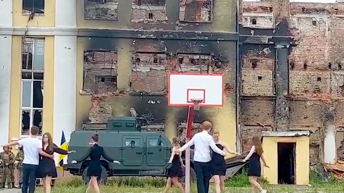 petrecere absolvire scoala bombardata harkov