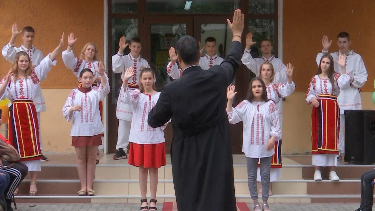 cor elevi hipoacuzici preot moment emotionant festivitate anul scolar buzau