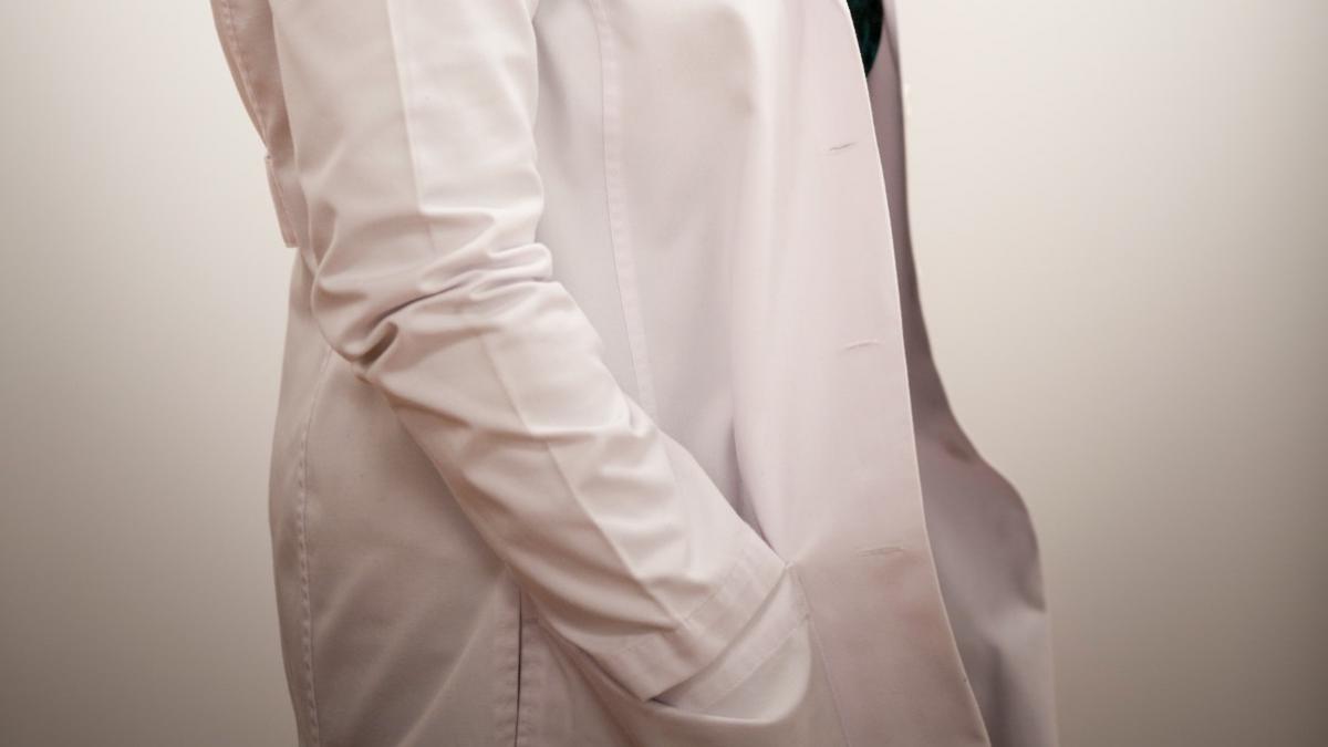 fals medic retinut inselat batran 77 ani bucuresti