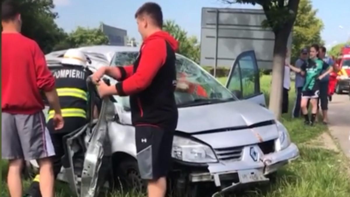accident pe o strada din lugoj din cauza unei pisici ascunsa sub pedale