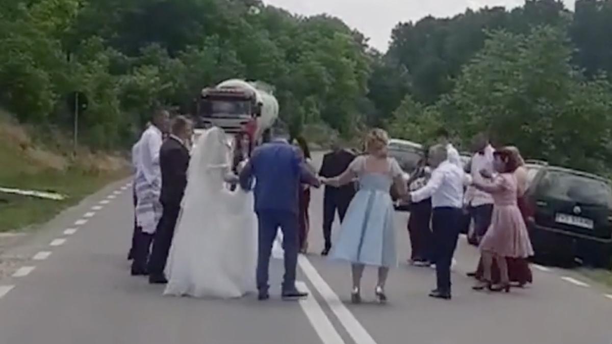 nuntasi opresc circulatia hora mijlocul soselei vaslui