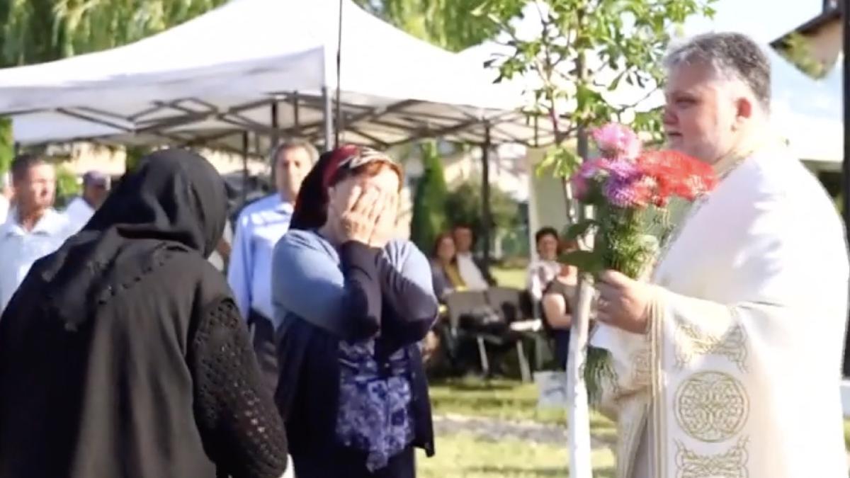 patriarhul daniel sfinteste noua biserica bucov sute credinciosi participa eveniment