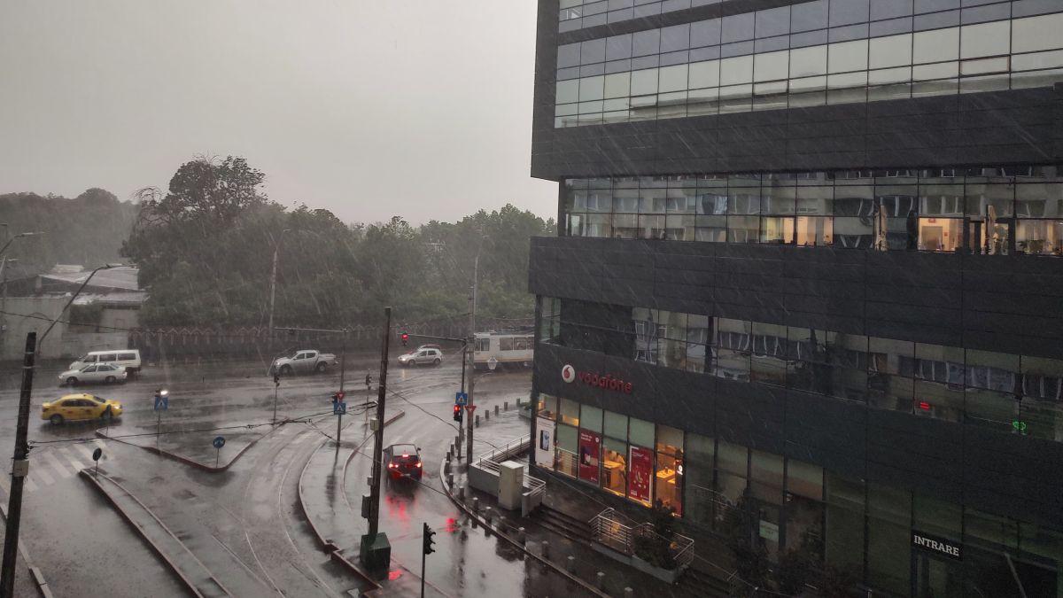 rupere nori capitala grindina strazi inundate copaci cazuti masini