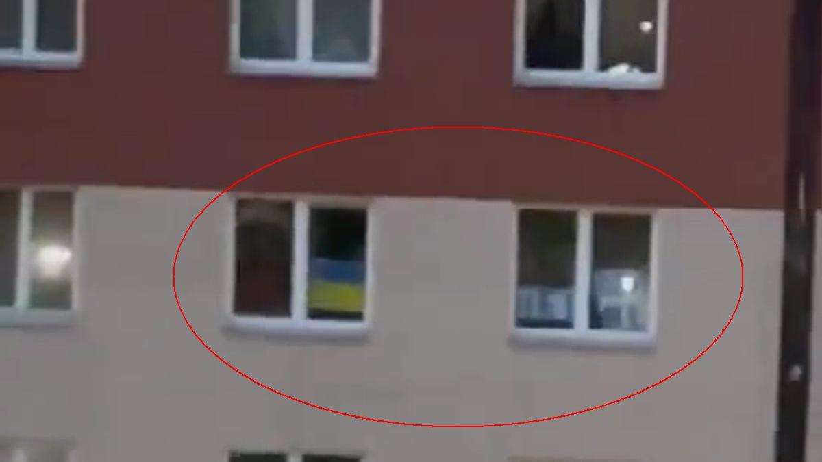 krasnoiarsk rusia geam steag ucraina poster anti razboi