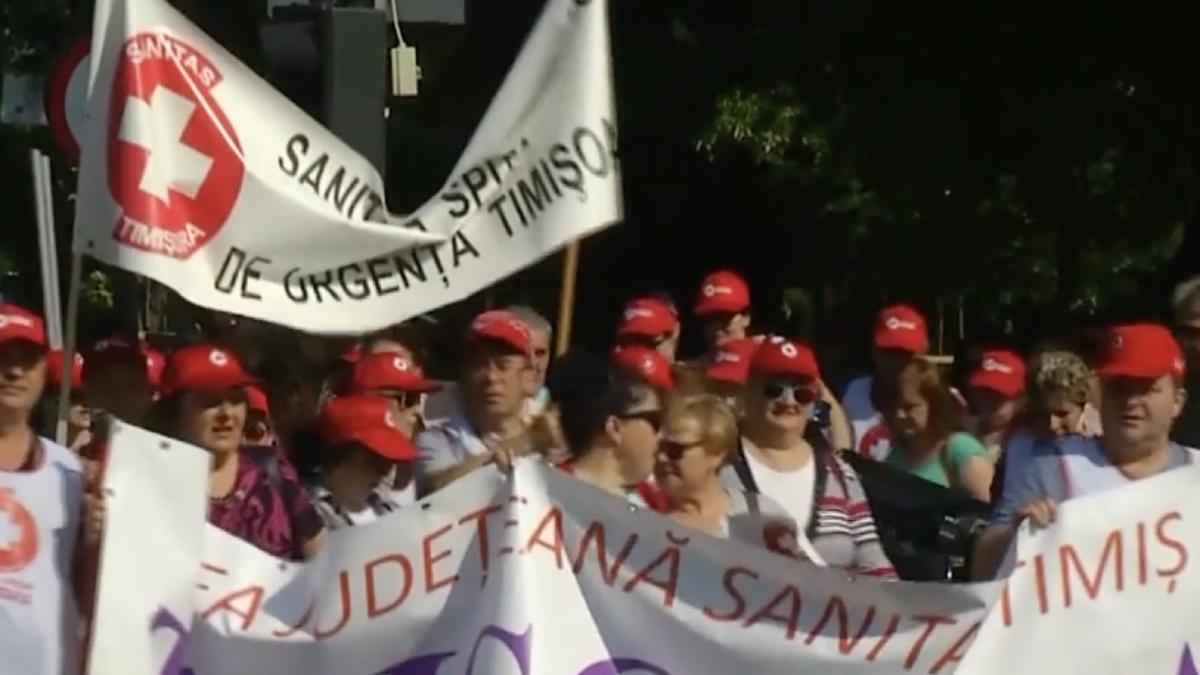 Medicii și asistenții medicali au ieșit în stradă! Protest cu peste 10.000 de angajați din sistemul medical şi asistenţă socială în Piața Victoriei