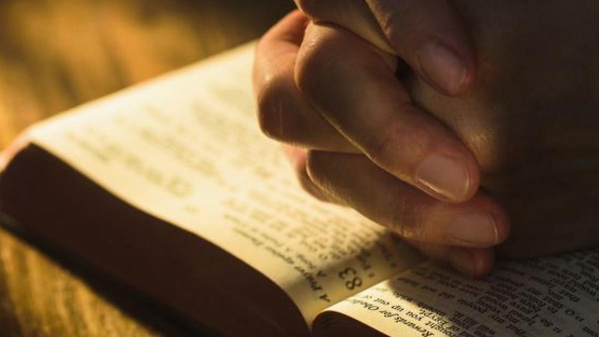 un barbat din lugoj a cumparat cea mai mica biblie din lume