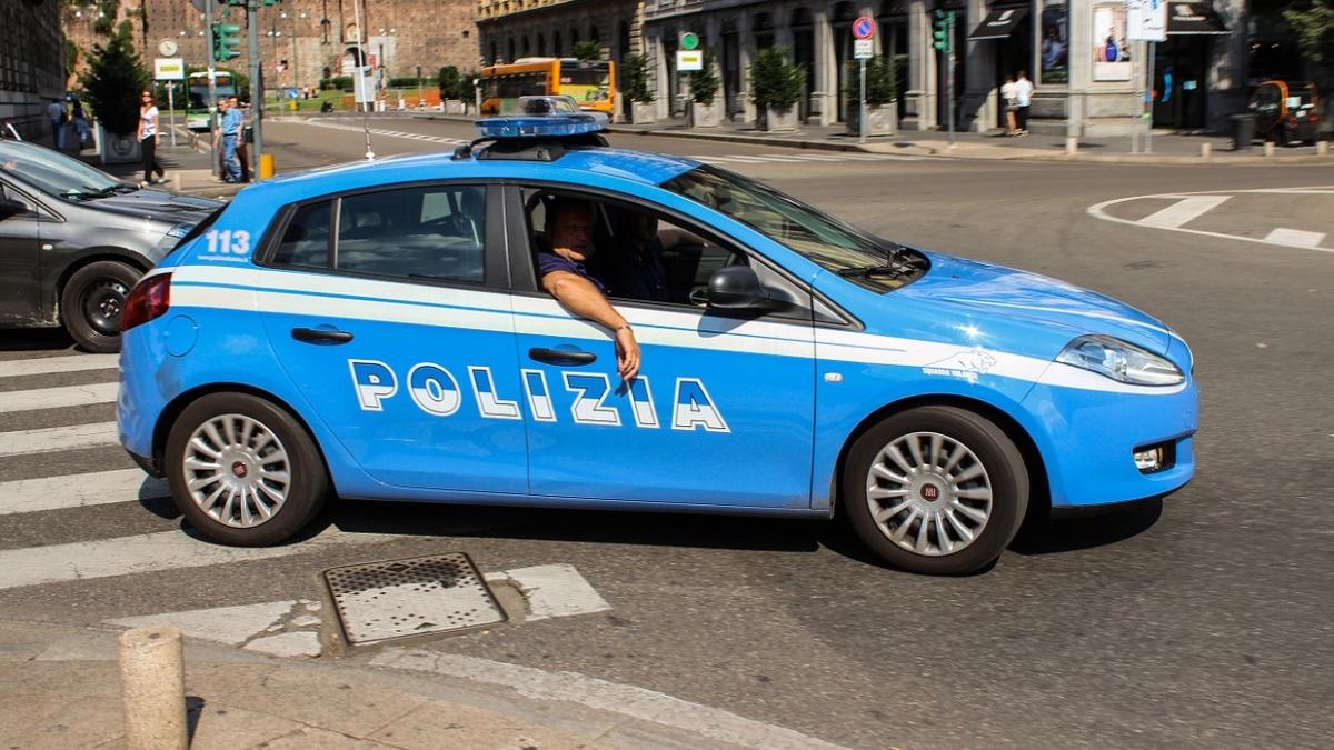 romanca italia retinuta lovit masina 4 politisti