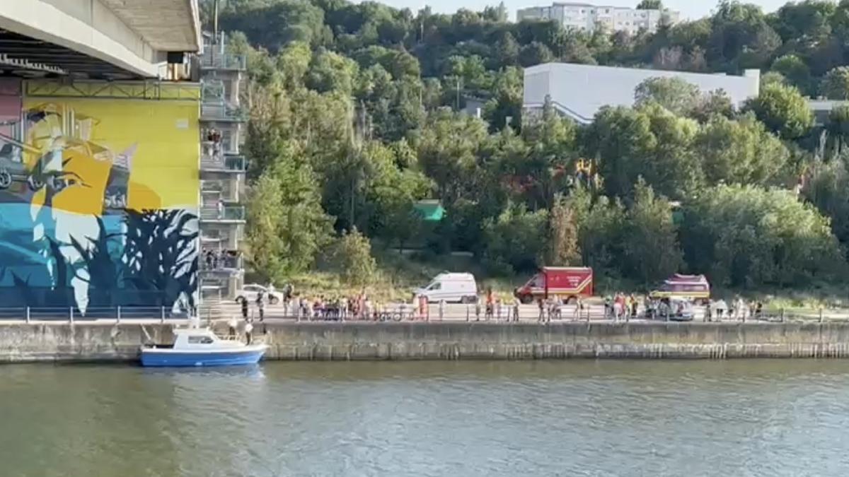 barbat aruncat pod medgidia cautat scafandri