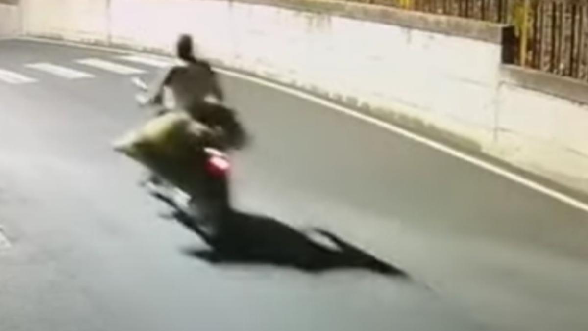 roman surprins camere cara scuter cadavru prieten omorat napoli