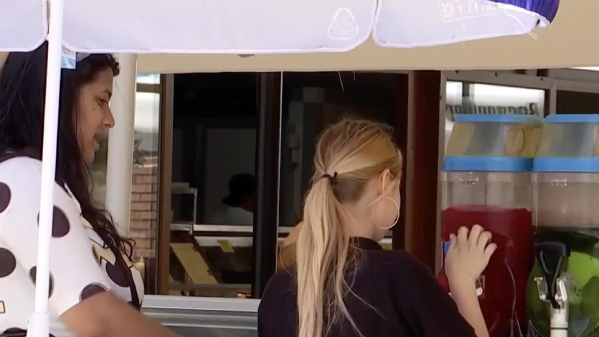 cat costa bauturile inghetata pe litoral apa pret berea