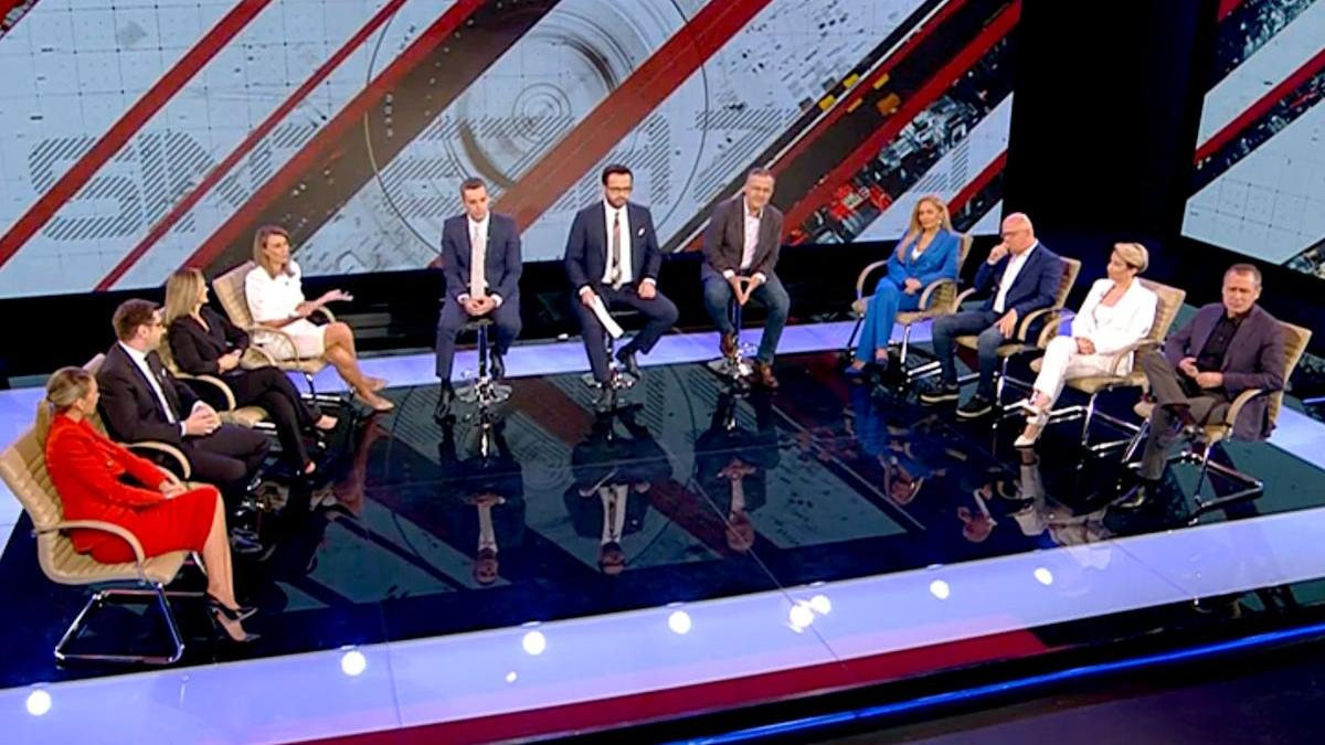 antena 3 implineste 17 ani de existenta momente unice cu jurnalistii povesti exclusive din spatele