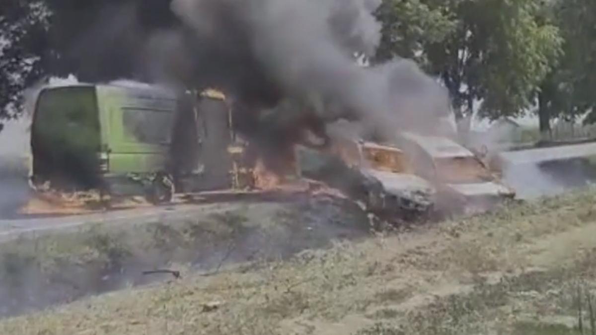 doua masini si un microbuz au luat foc dupa ce s au ciocnit pe dn 79 in bihor