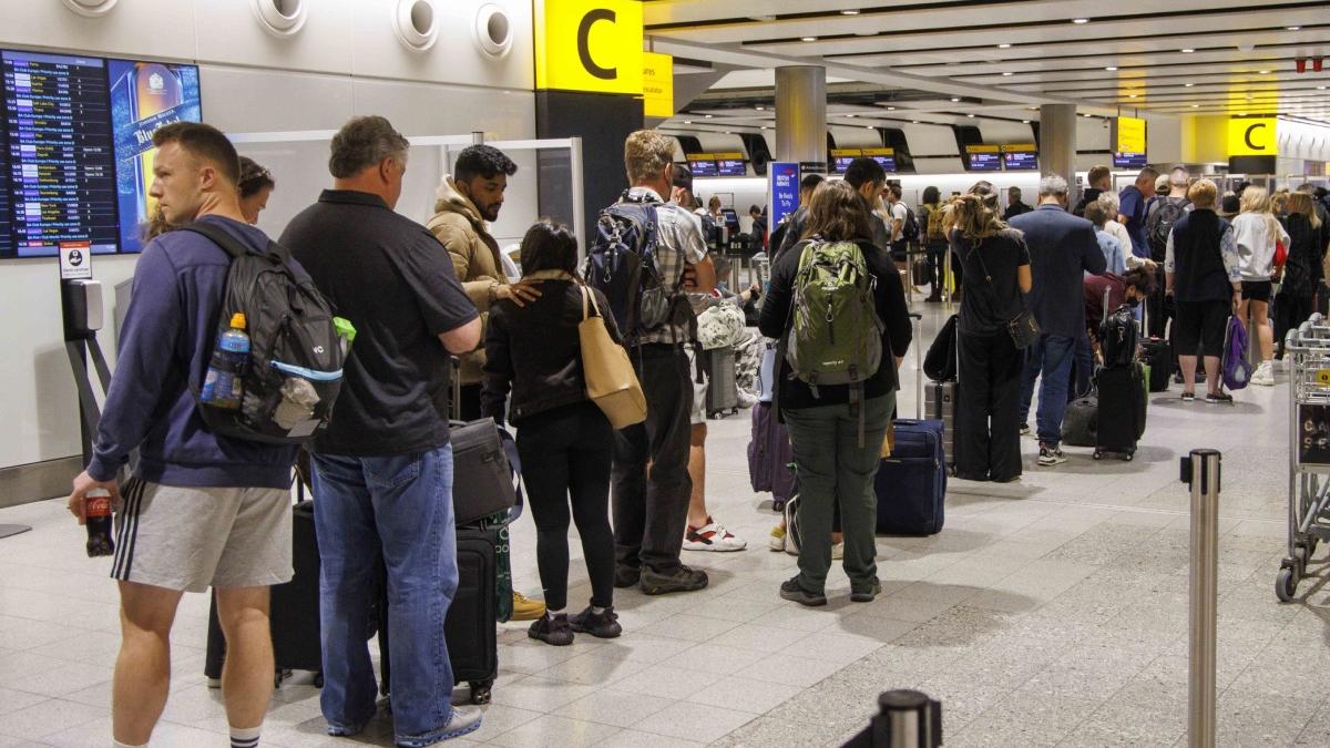 30 zboruri anulate spre heathrow londra capacitate maxima aeroport